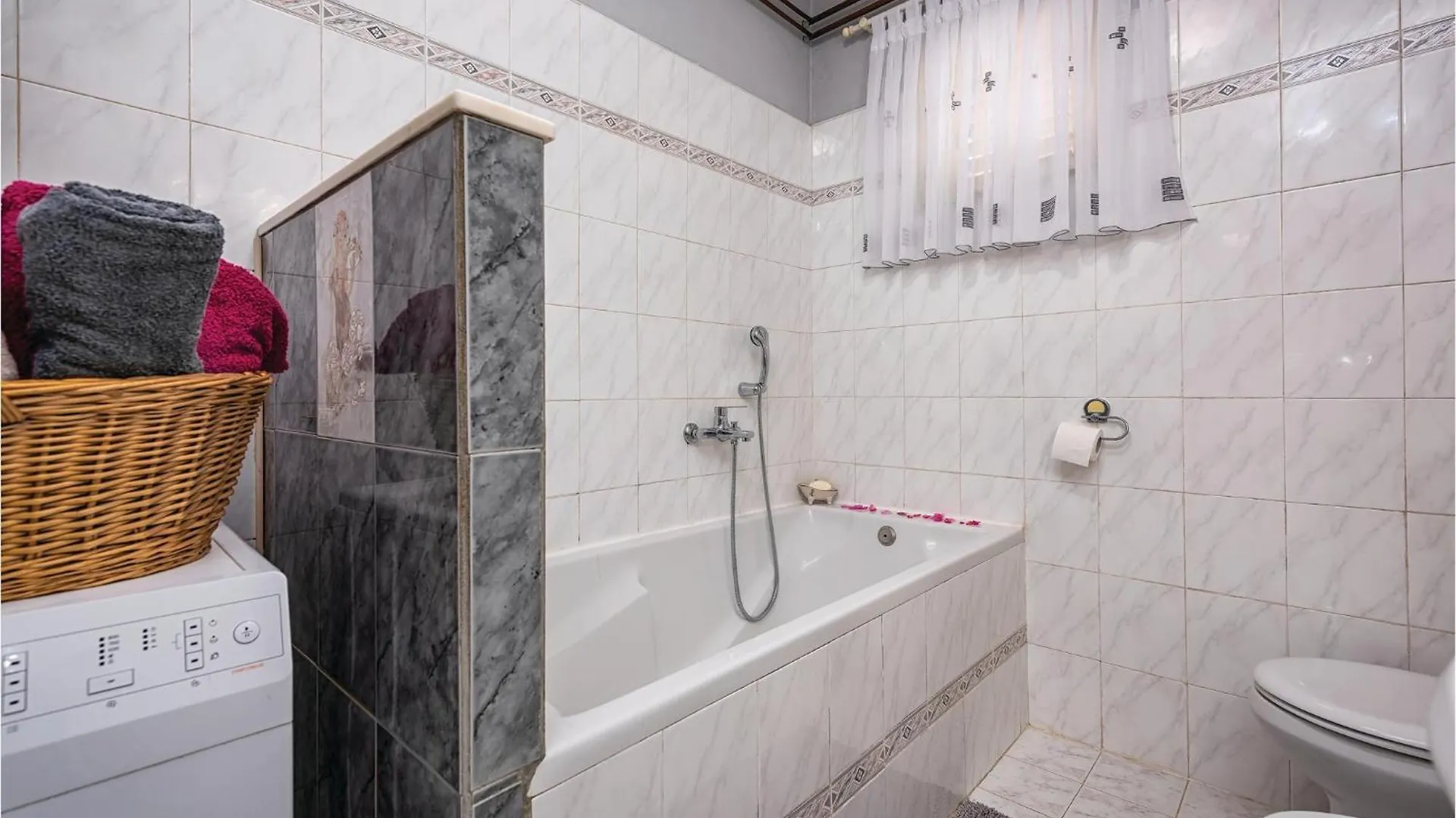 Awesome Home In Krnica With Outdoor Swimming Pool 0*,  Croatie