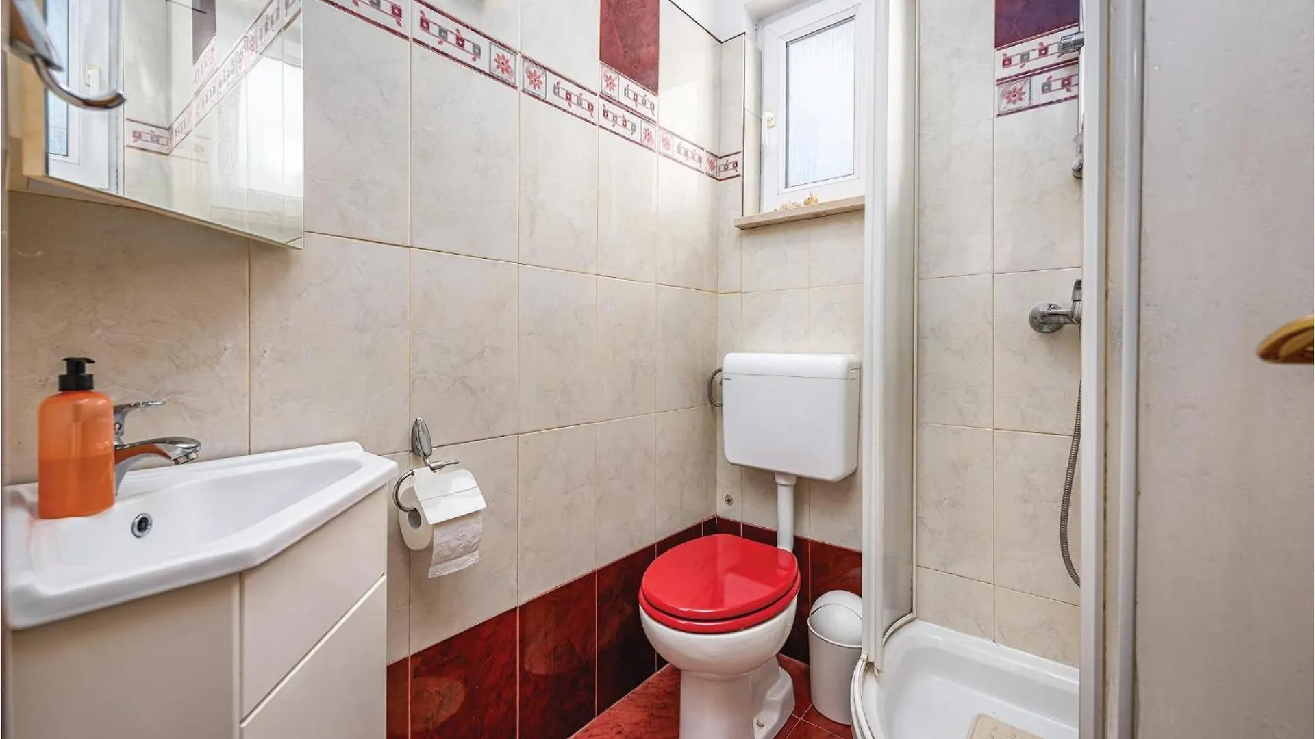 Awesome Home In Krnica With Outdoor Swimming Pool Hébergement de vacances